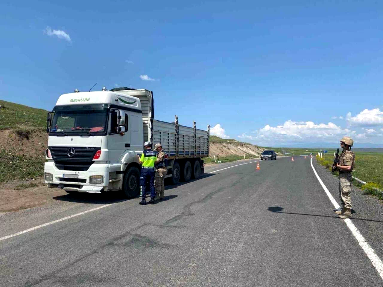 Kars’ta 32 ekip, 98 jandarmanın katımlıyla uygulama