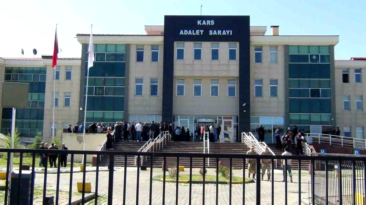Kars’ta 6 yaşındaki çocuğun ölümüne neden olan 5 sanığın yargılanmasına başlandı
