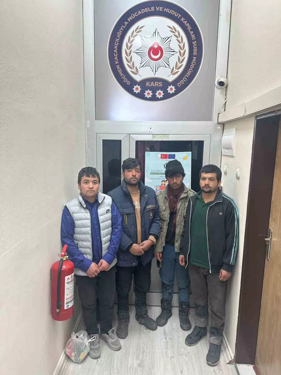 Kars’ta 8 düzensiz göçmen yakaladı, 1 Gürcistan vatandaşı sınır dışı edildi.