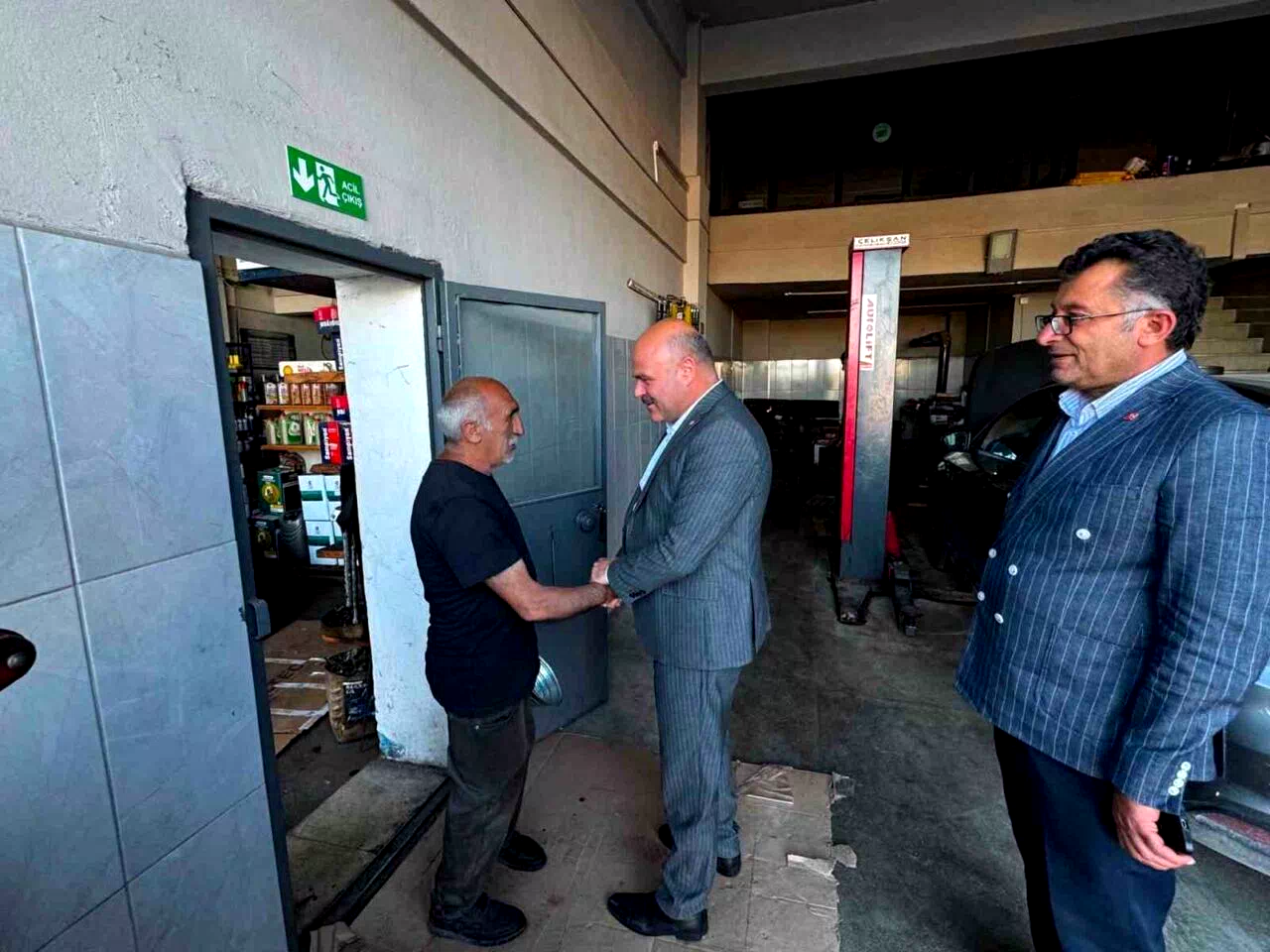 Kars’ta AK Parti Teşkilatından Sanayi Sitesi esnafına ziyaret