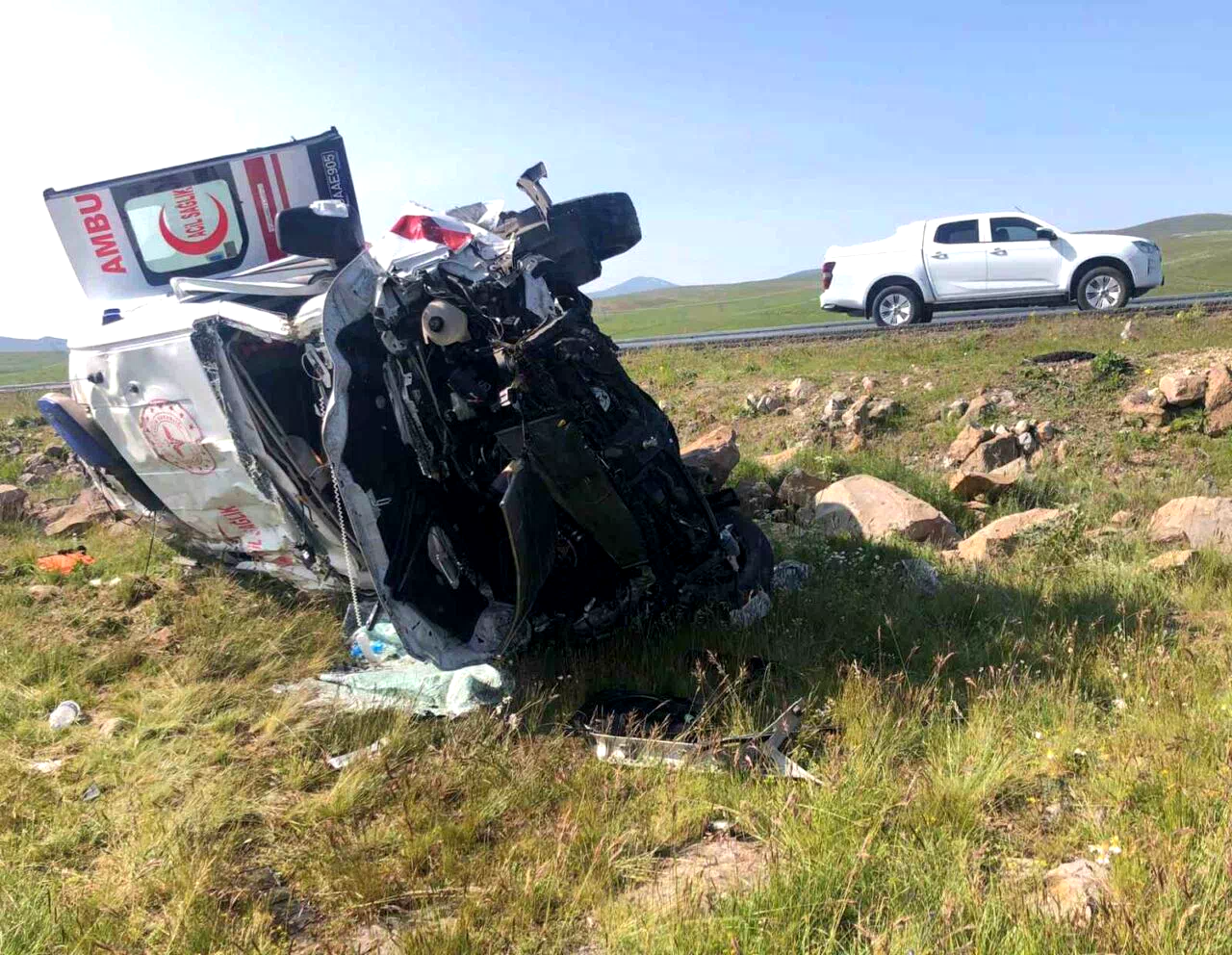 Kars’ta ambulans şarampole uçtu: 1’i doktor 4 kişi yaralandı