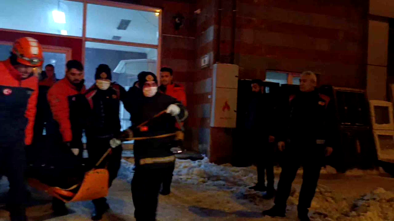 Kars’ta asansör boşluğuna düşen bir kişi hayatını kaybetti