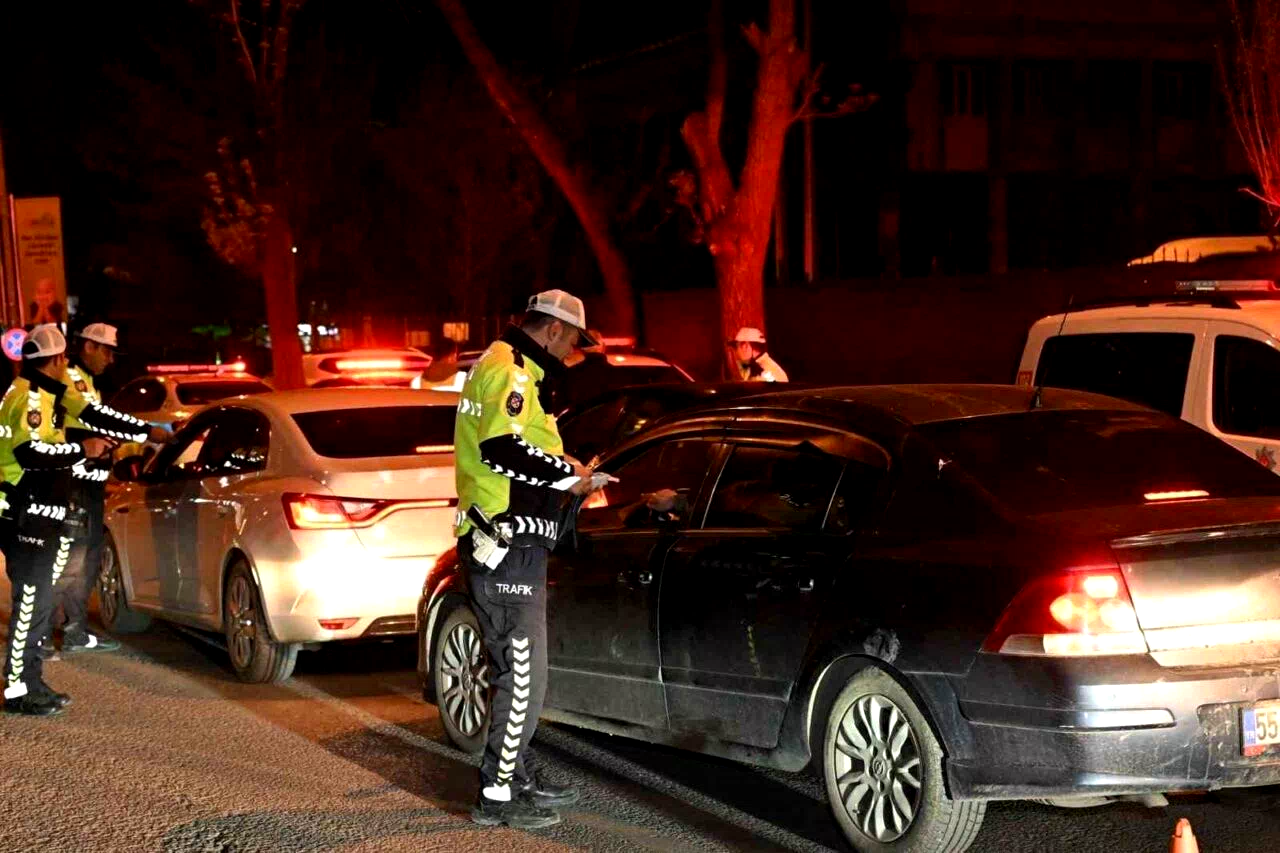 Kars’ta Bayram trafiğinde sıkı denetim: “Bir kural, Bir hayat kurtarır”