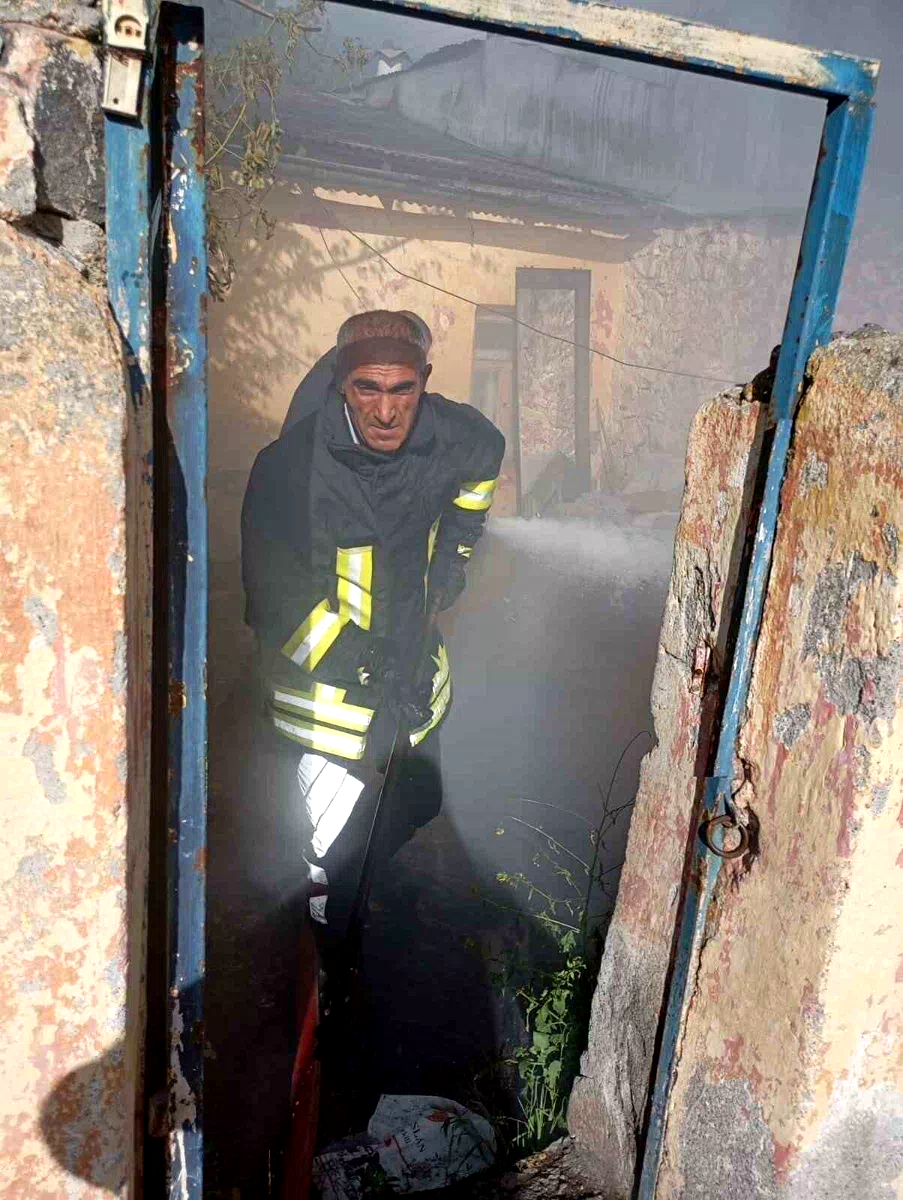 Kars’ta çatı yangını söndürüldü