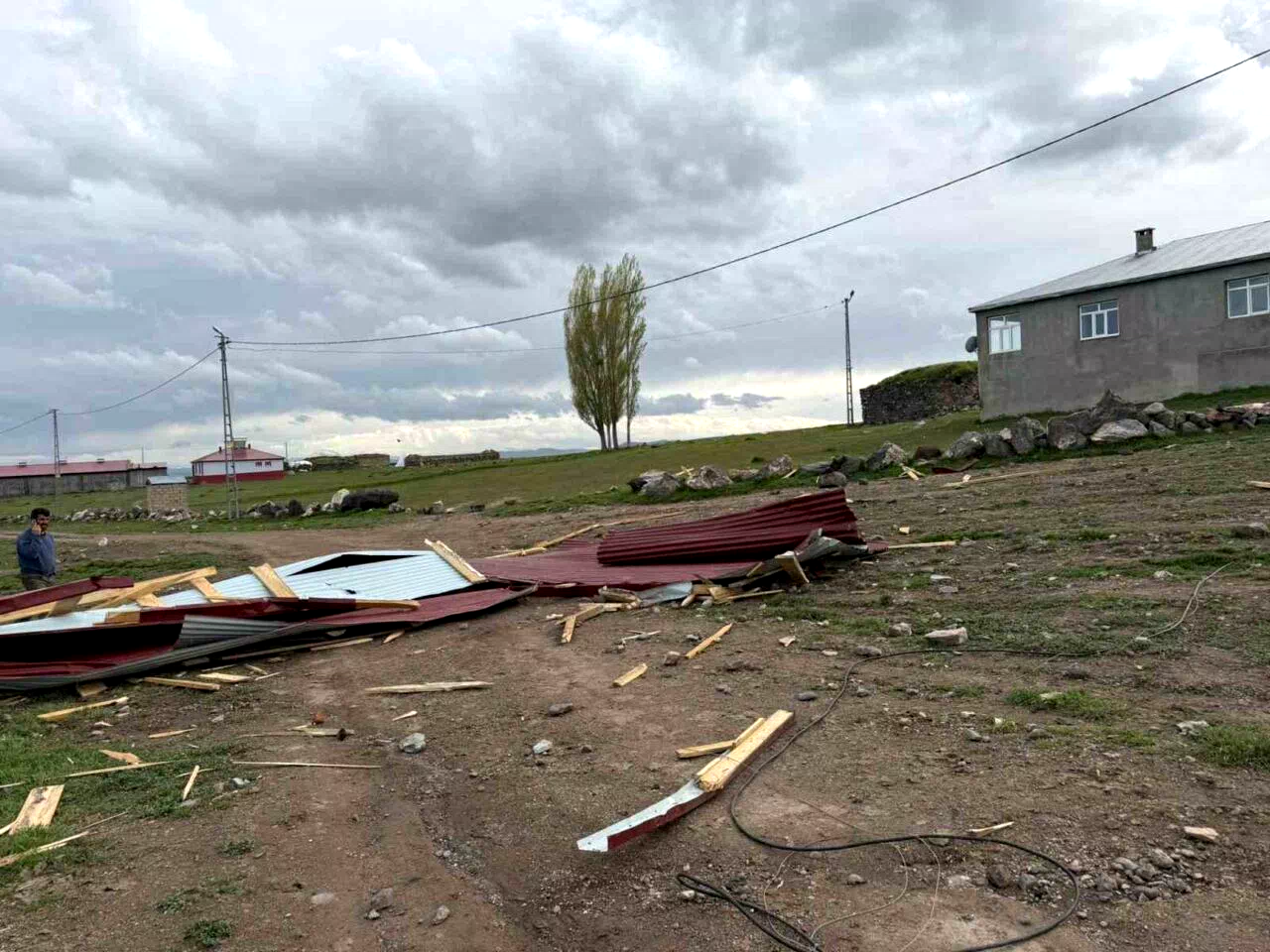 Kars’ta fırtına çatıyı uçurdu