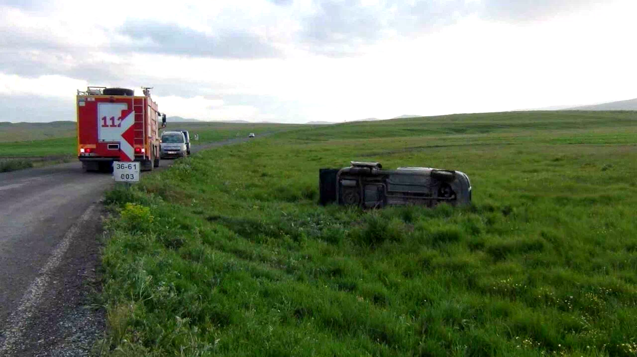 Kars’ta hafif ticari araç şarampole uçtu: 5 yaralı