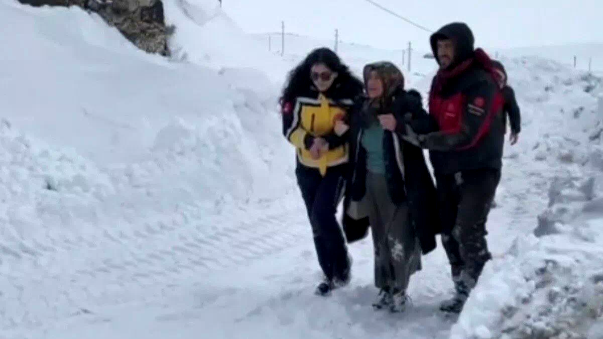 Kars’ta hasta kadın için ekipler seferber oldu