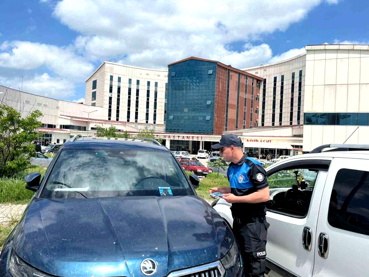 Kars’ta hastane otoparklarında hırsızlığa karşı polis uyarısı