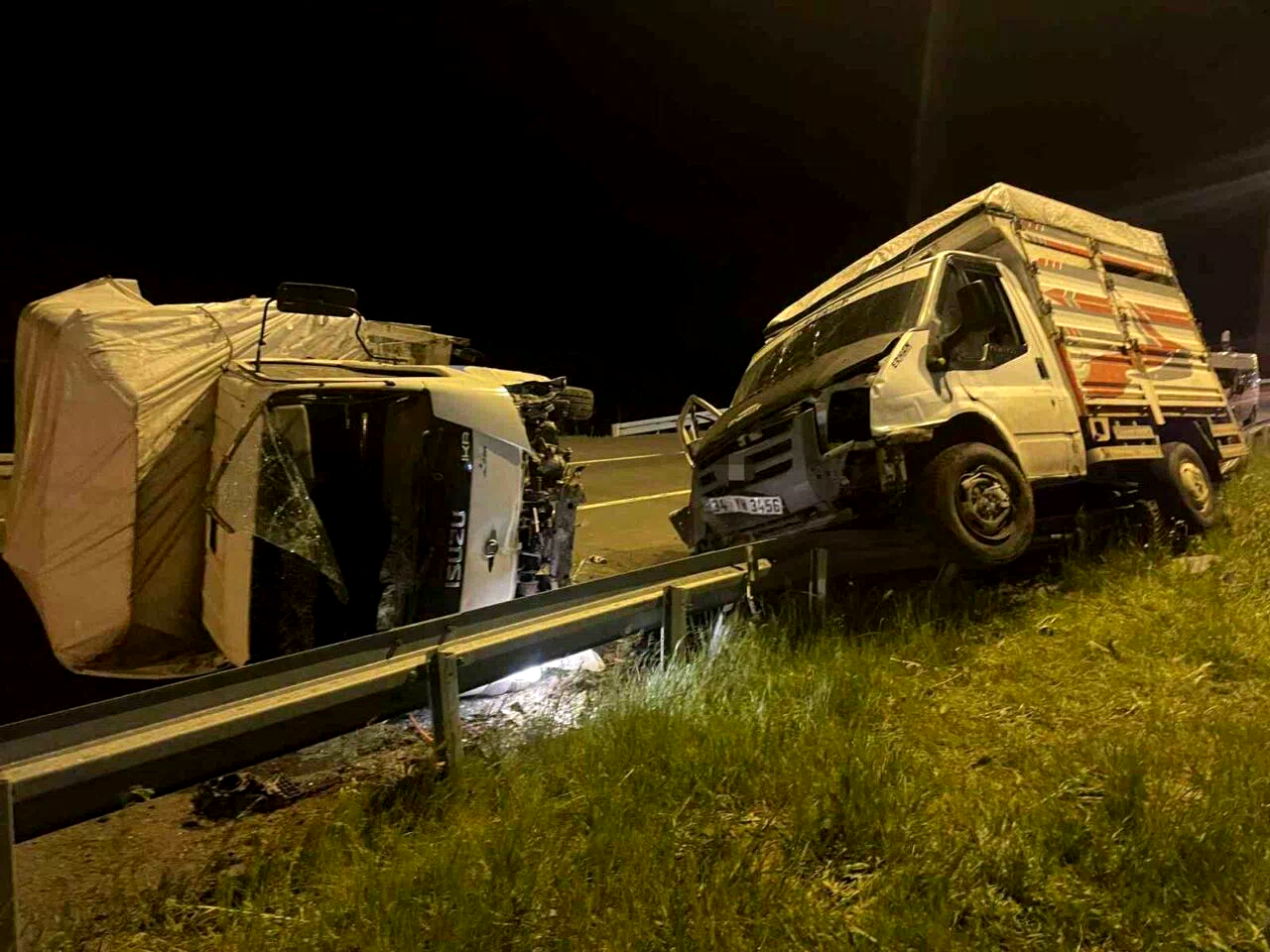 Kars’ta iki kamyonet çarpıştı: 3 yaralı