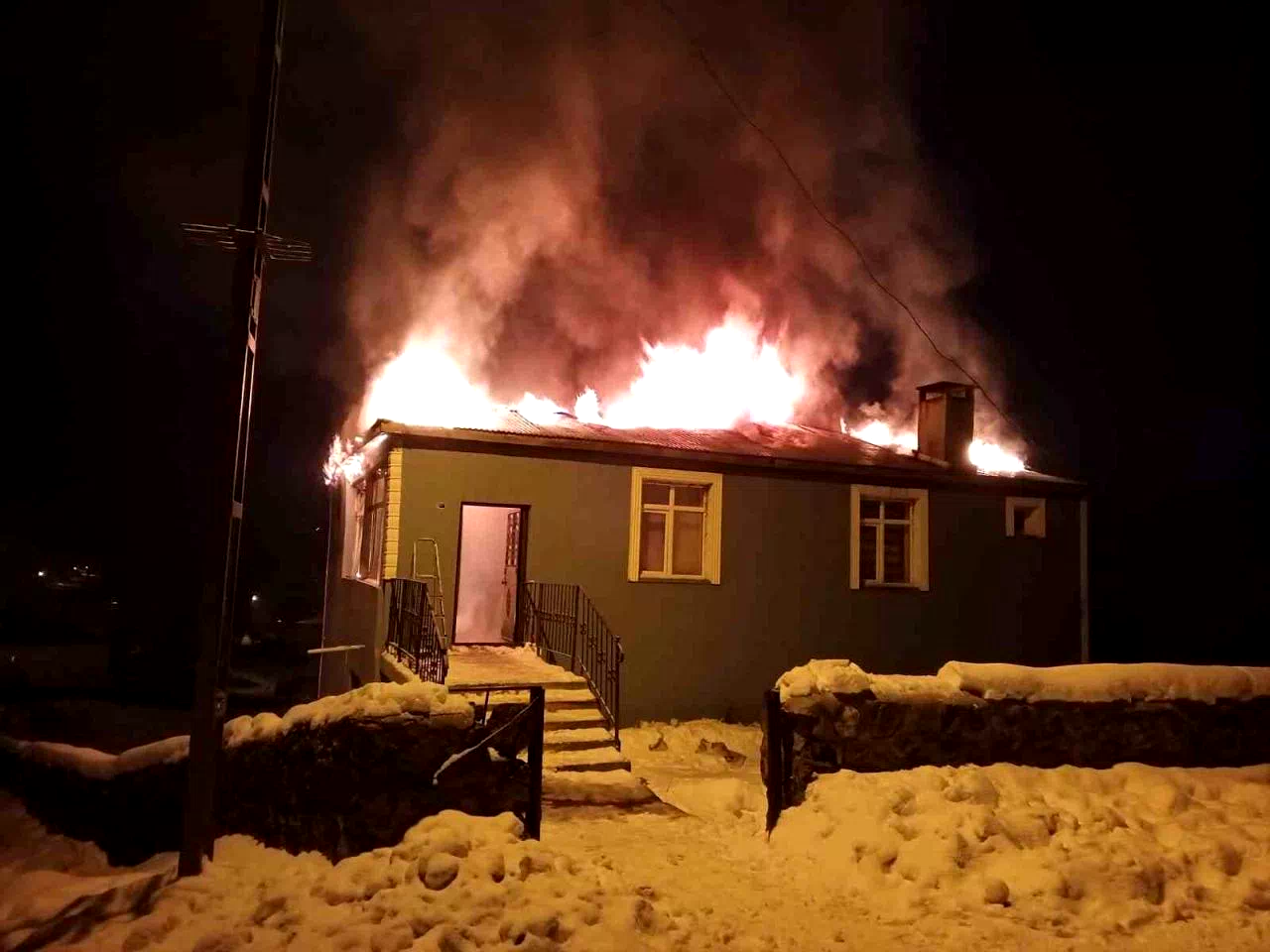 Kars’ta imam evi alev alev yandı