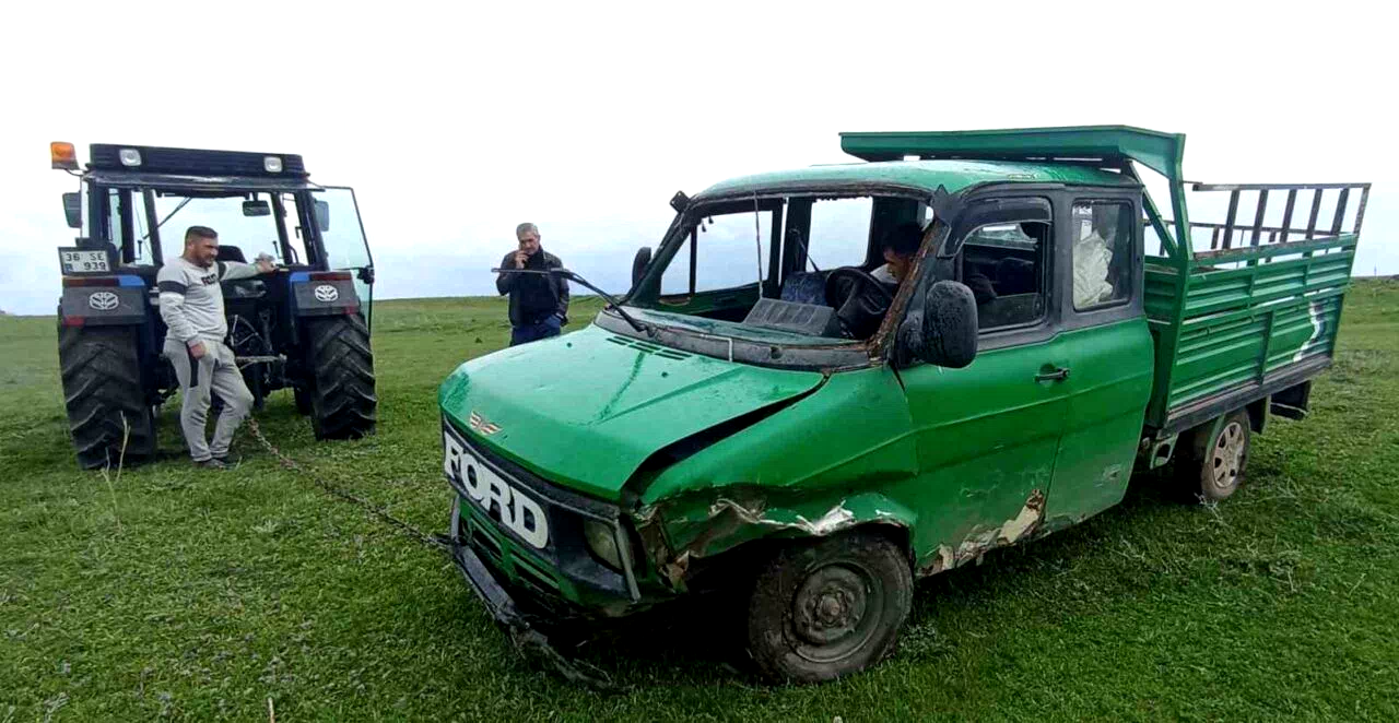 Kars’ta kamyonet dereye uçtu