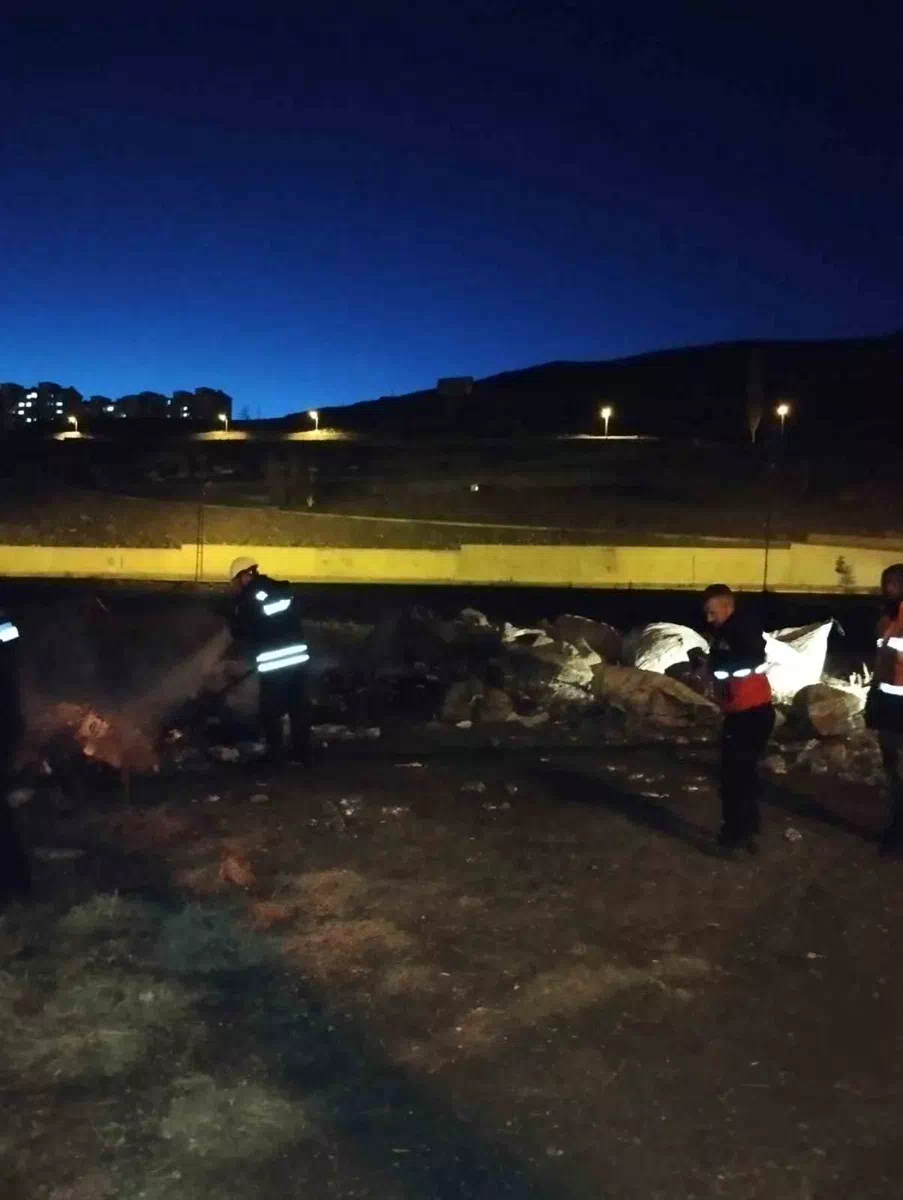 Kars’ta kamyonette yüklü dönüşüm malzemeleri alev alev!