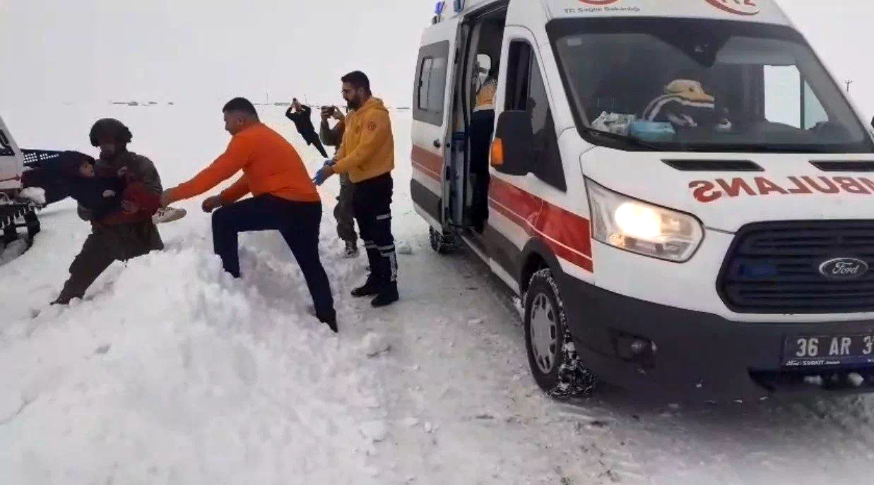 Kars’ta kar esareti: Hasta çocuklar için Mehmetçik ve ekipler seferber oldu