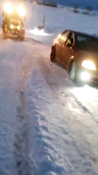 Kars’ta kara saplanan araçlar vatandaşlar tarafından kurtarıldı