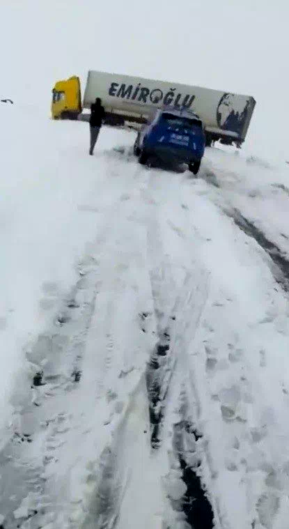 Kars’ta kayan tır kara yolunu ulaşıma kapattı