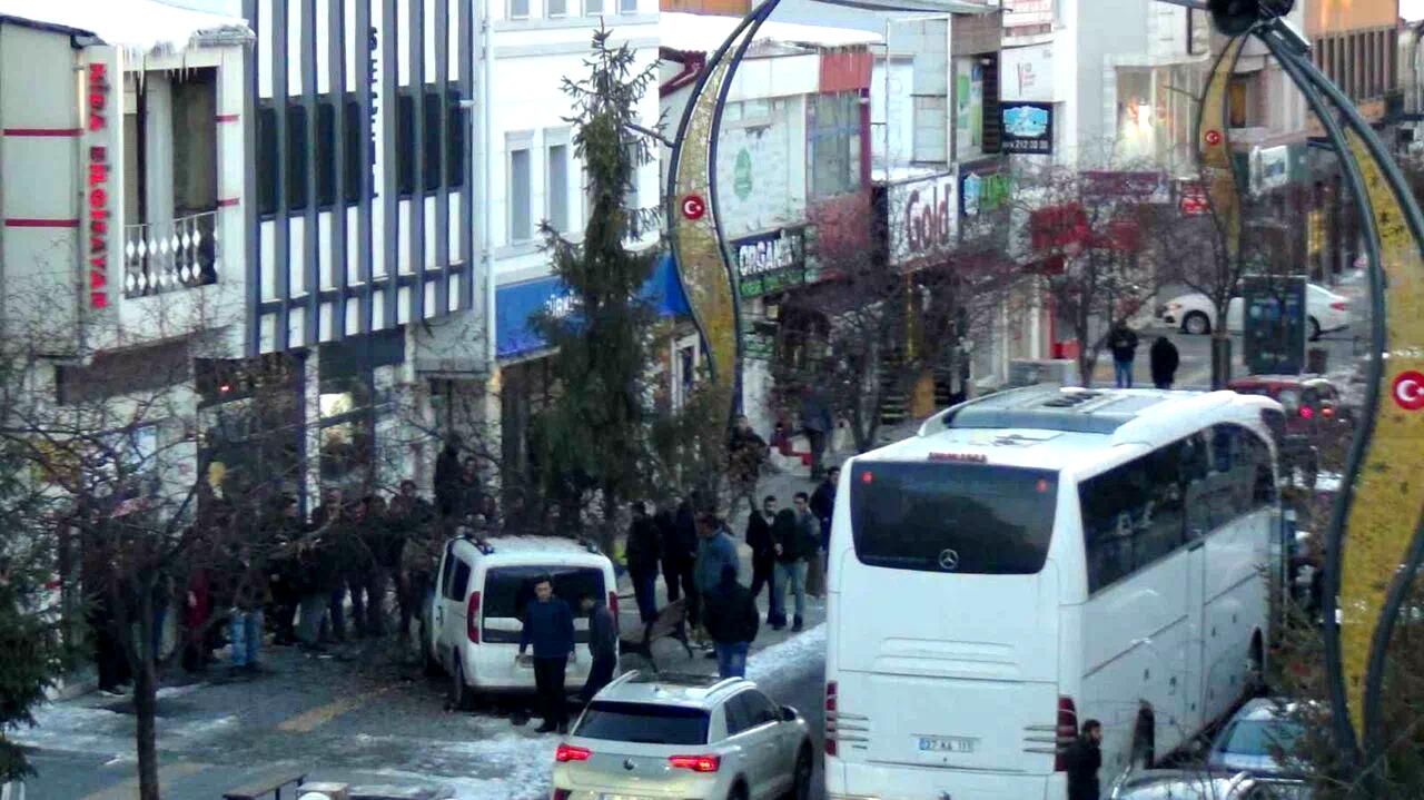 Kars’ta kontrolden çıkan araç ağaca çarparak durabildi