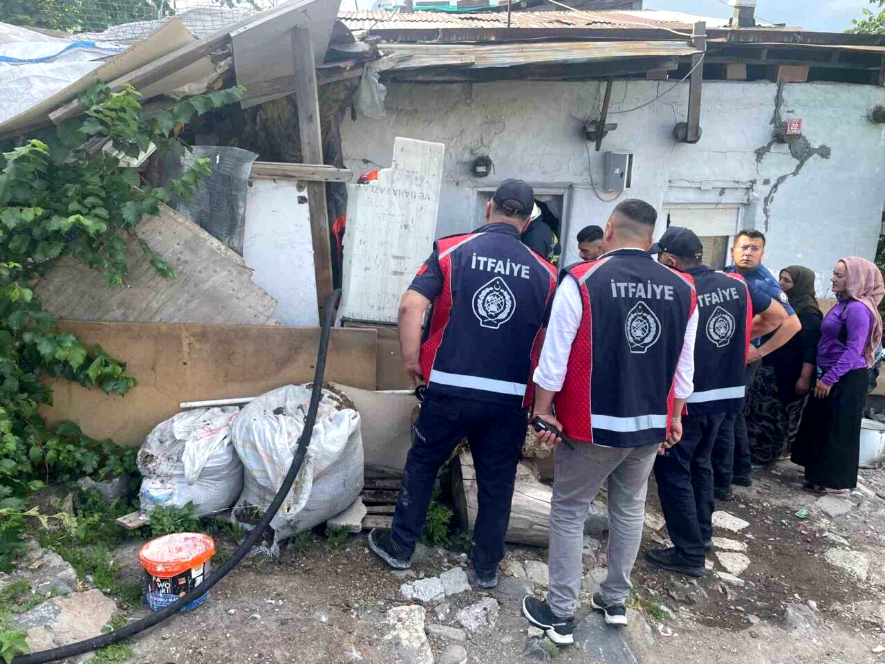 Kars’ta odunlukta çıkan yangın itfaiye ekiplerince söndürüldü