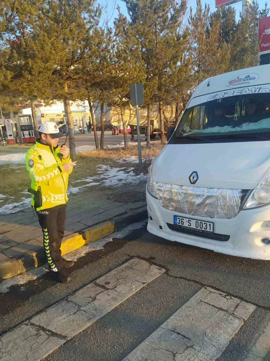 Kars’ta Öğrenci Servislerine Güvenliğini Sağlamak İçin Trafik Denetimleri Gerçekleştirildi
