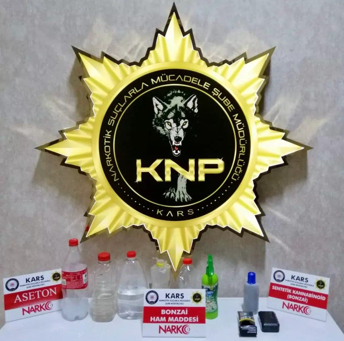 Kars’ta polis operasyonunda depoda uyuşturucu ele geçirildi.