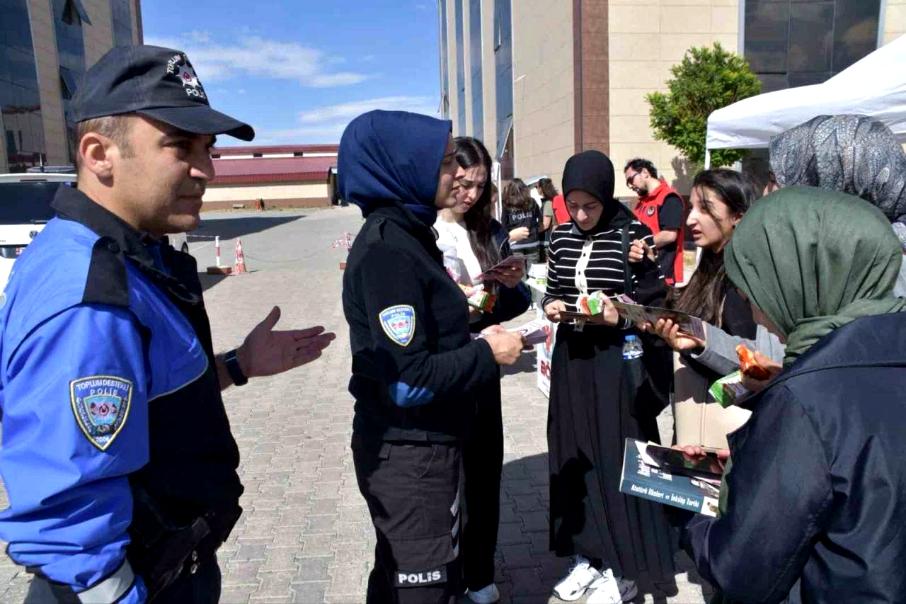 Kars’ta polis üniversite öğrencilerini bilgilendirdi