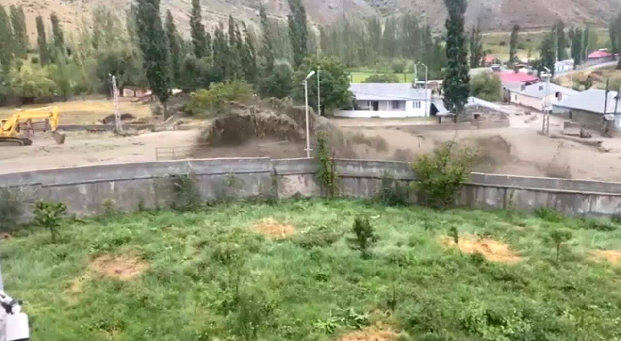 Kars’ta selin geliş anı kamerada