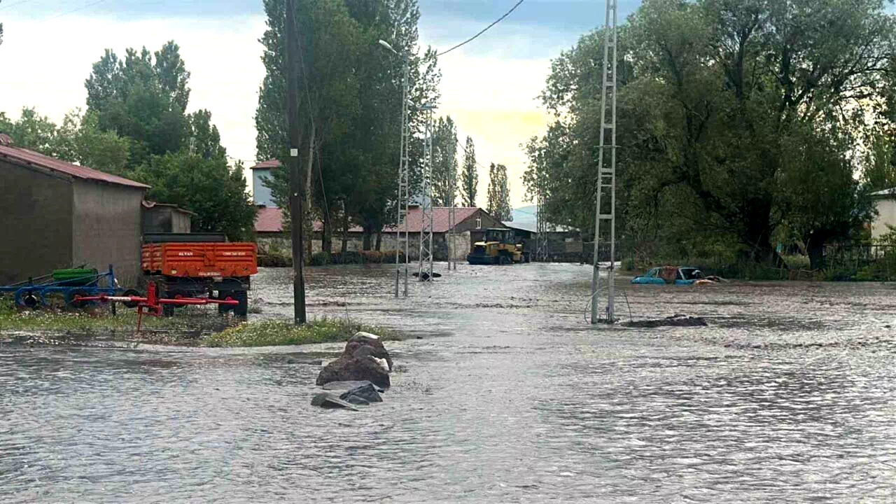Kars’ta selin ortasında mahsur kalan yaşlı çift kurtarıldı