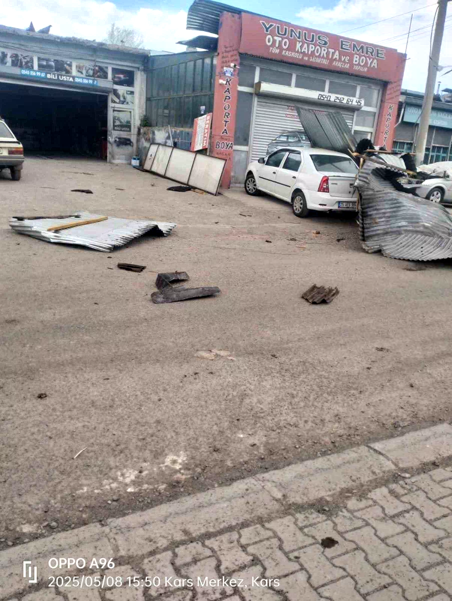 Kars’ta şiddetli rüzgar iş yerlerinin çatısını uçurdu