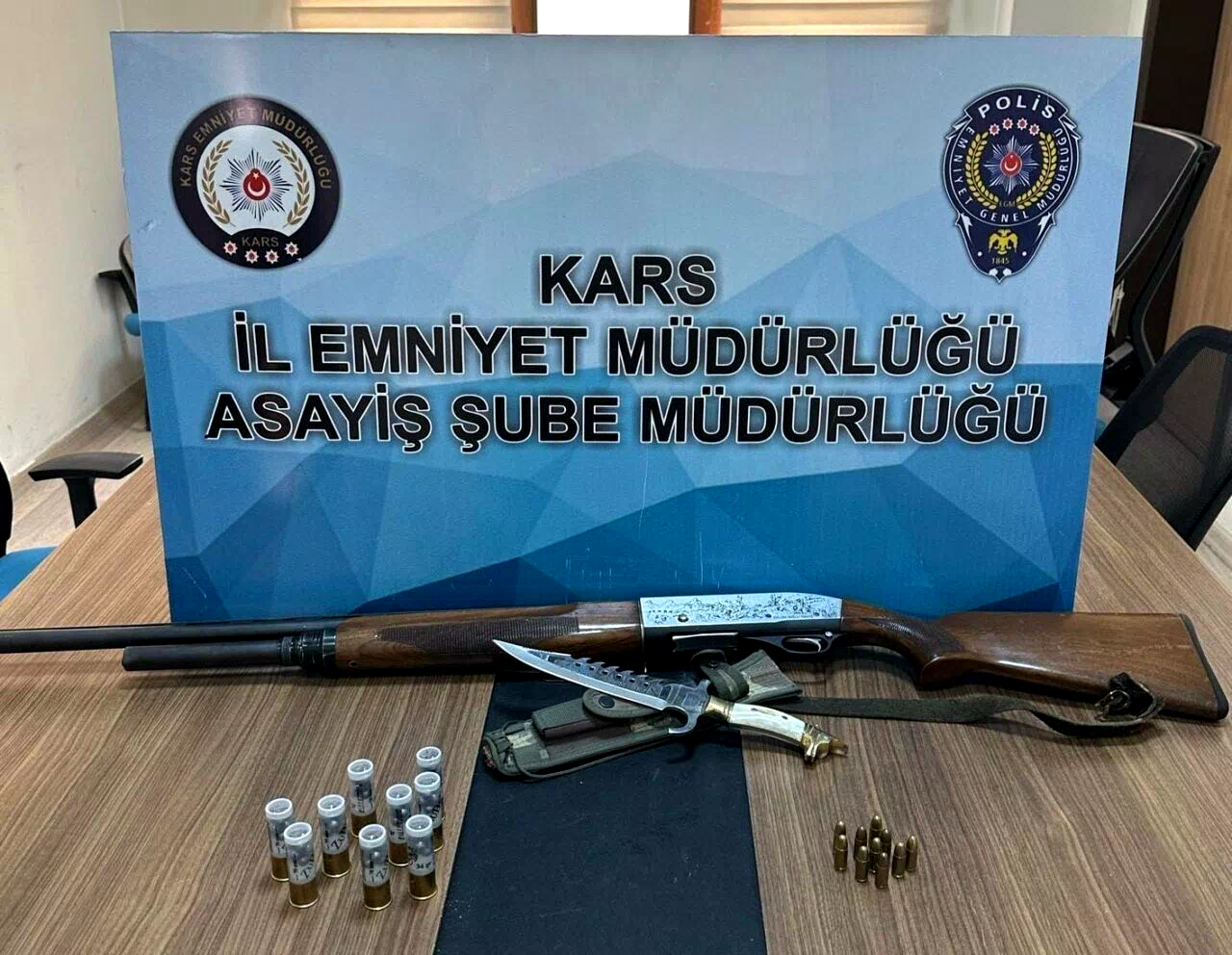 Kars’ta silah, tüfek ve mühimmat ele geçirildi