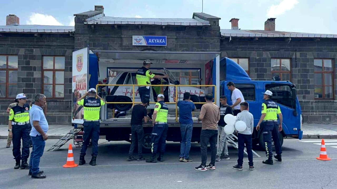 Kars’ta takla simülasyonu gerçeği aratmadı: Emniyet kemeri hayat kurtarır