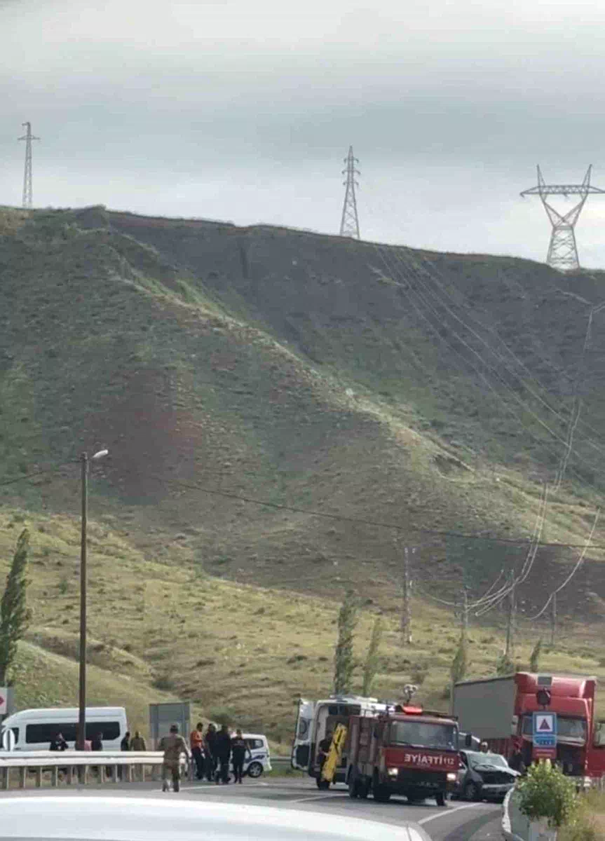Kars’ta tır ile otomobil çarpıştı: 1 ölü, 2 yaralı
