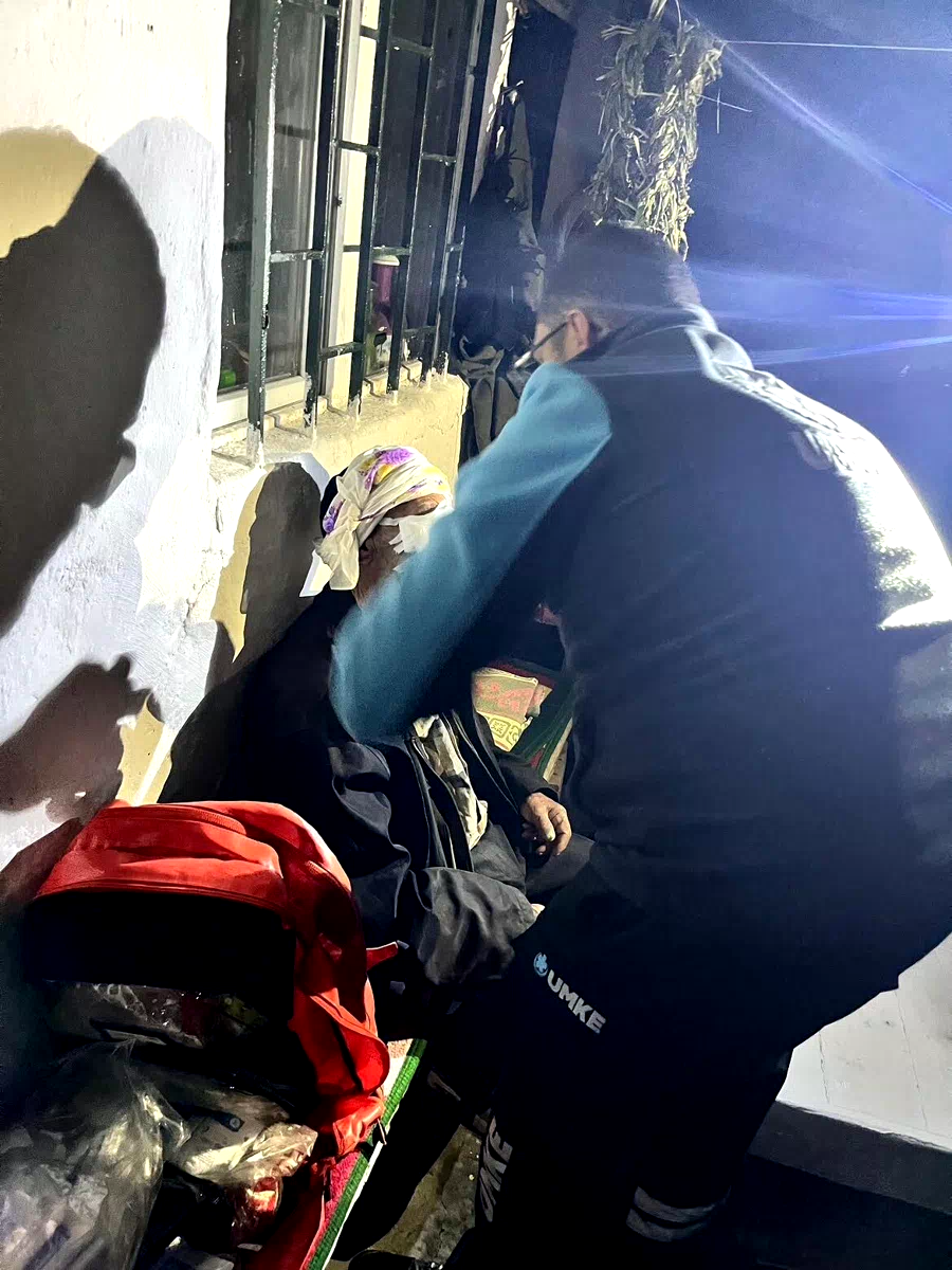 Kars’ta UMKE zorlu araziyi aştı; Yaylada yaralanan 81 yaşındaki vatandaş kurtarıldı