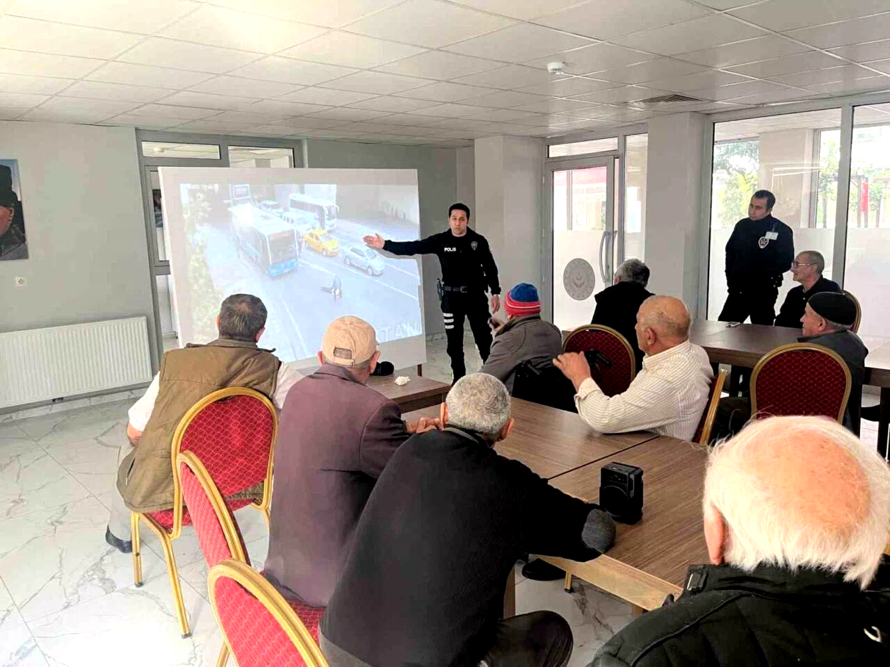 Kars’ta yaşlılara trafik eğitimi verildi