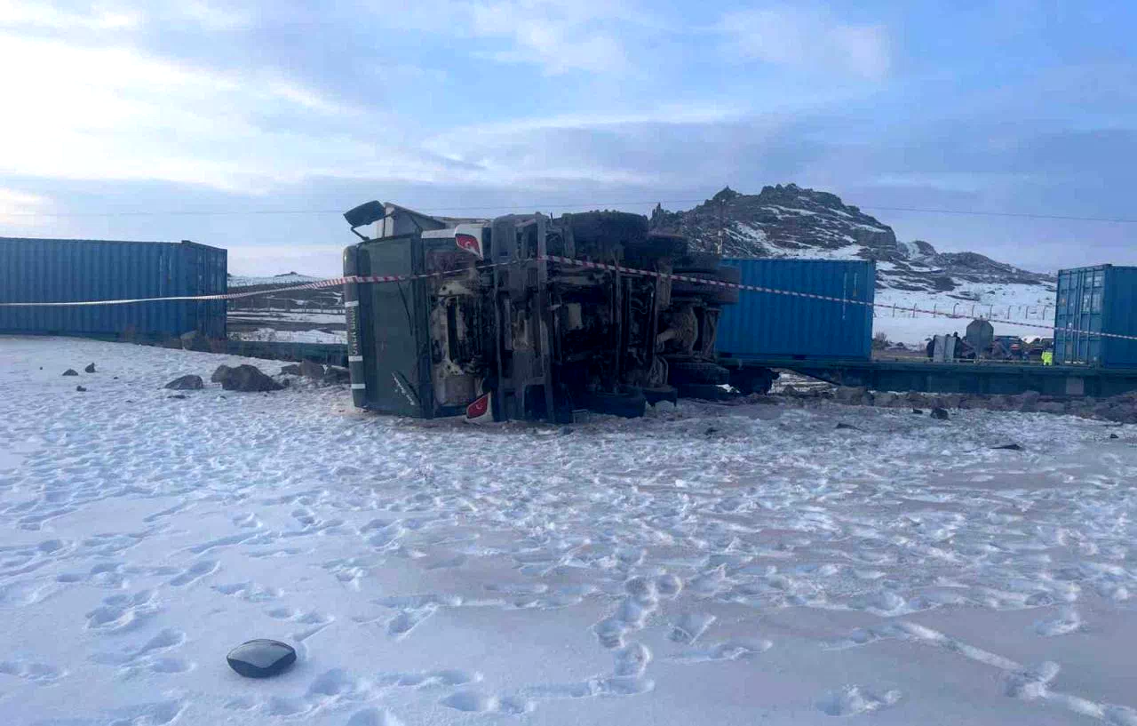 Kars’ta yük treni kamyon ile çarpıştı: 1 ölü