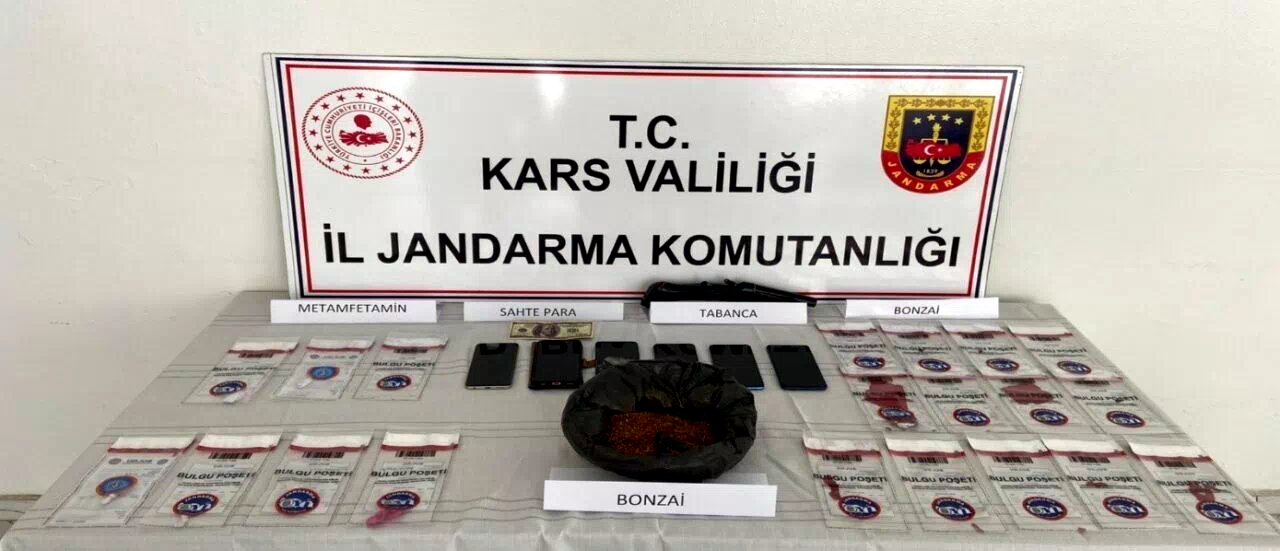Kars’ta zehir tacirlerine darbe: 7 tutuklama, uyuşturucu ve sahte dolar ele geçirildi