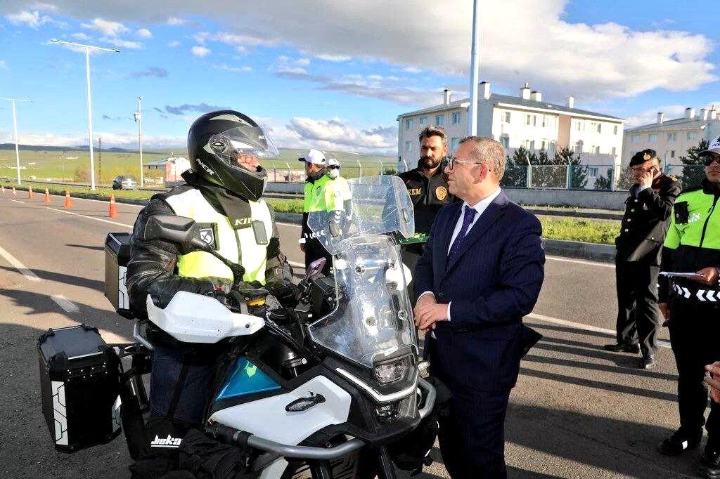 Kars Valisi Ziya Polat’tan bayram mesaisindeki polis ekiplerine ziyaret