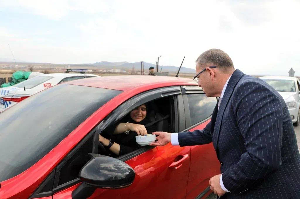 Kars Valisi Ziya Polat, Yol Güvenlik Noktalarında Vatandaşlara Bayram Şekeri İkram Etti