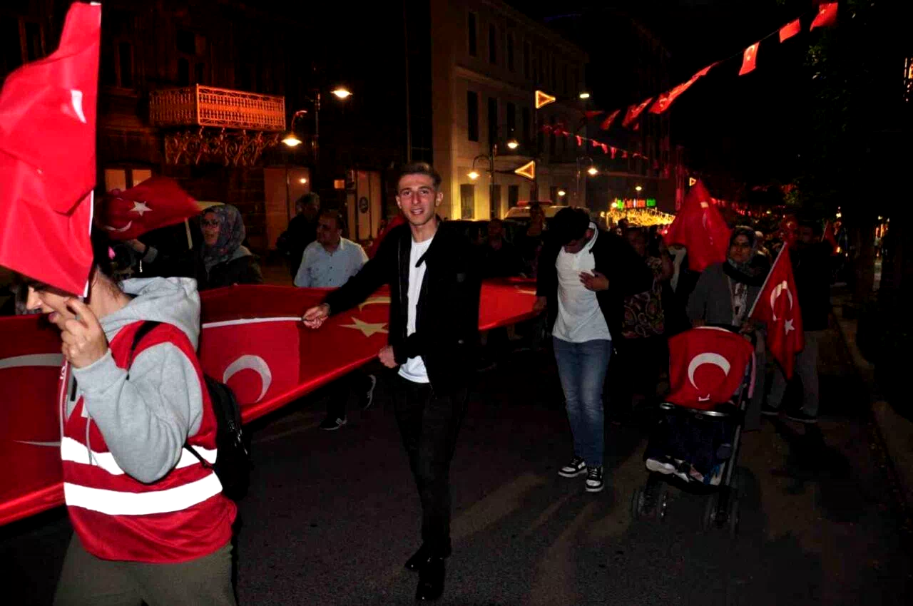 Karslılar 15 Temmuz’da tek yürek oldu: Binlerce vatandaş meydanları doldurdu, birlik ve beraberlik mesajı verildi
