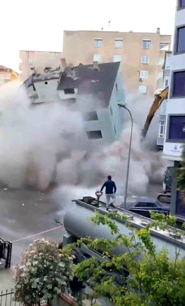 Kartal’da bir bina yıkım esnasında çöktü
