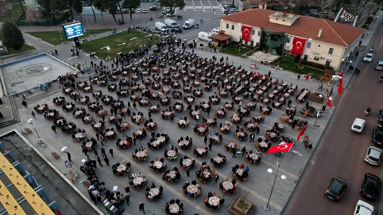 Kasapoğlu ve Vali Özkan vatandaşlarla iftarda buluştu