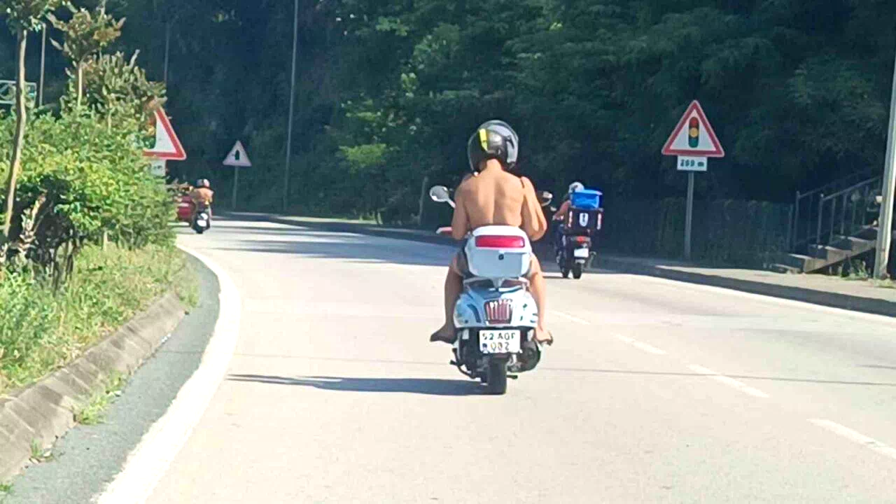 Kask ve şortla motosiklet kullanıp tehlikeye neden oldular