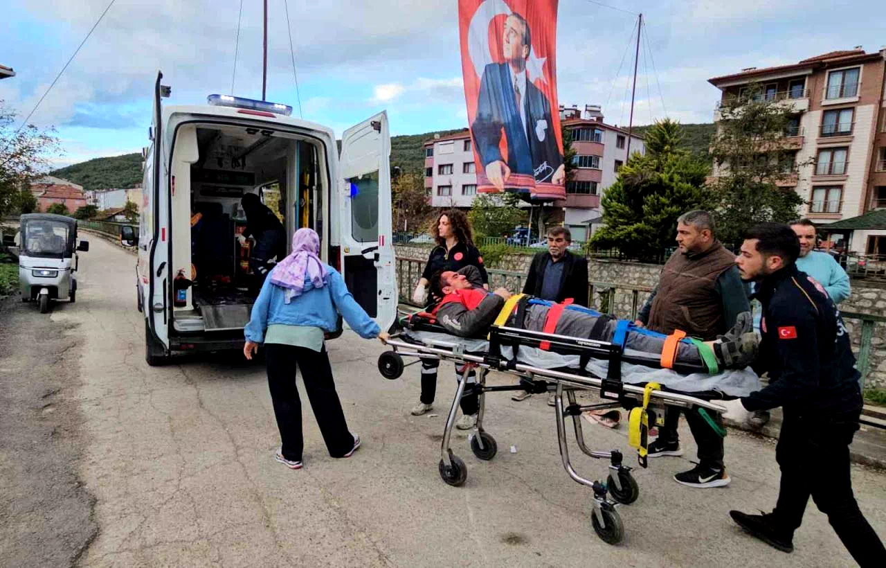 Kasksız motosiklet sürücüsü kazada yaralandı