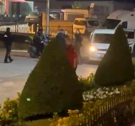 Kastamonu Belediyesi önünde işten çıkartılan şahıs eylem yapıp kendine zarar verdi