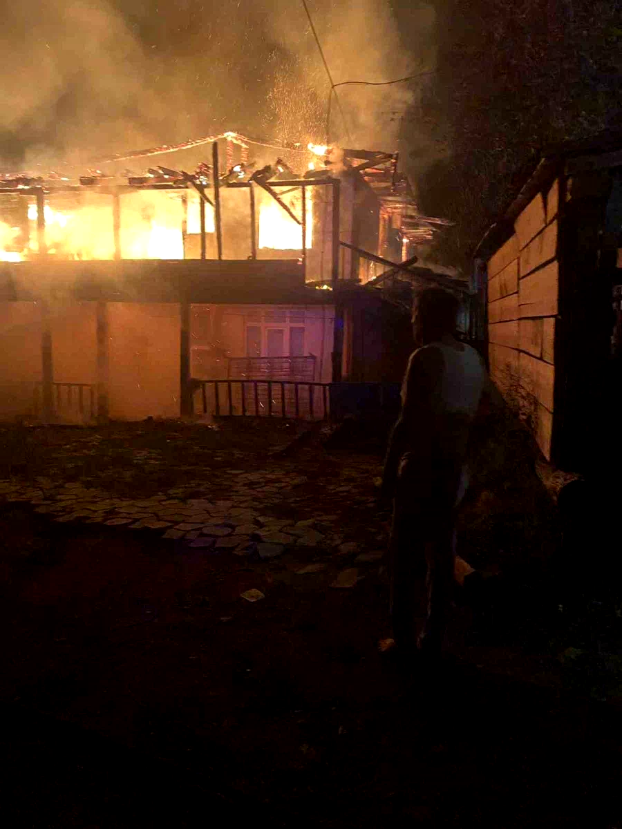 Kastamonu’da alevlere teslim olan ev küle döndü