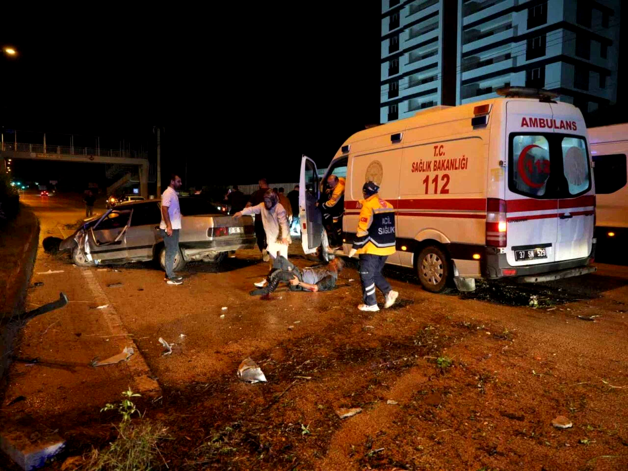 Kastamonu’da can pazarı: Yaralıyı kurtarmaya çalışanlara başka bir araç çarptı : 6 yaralı