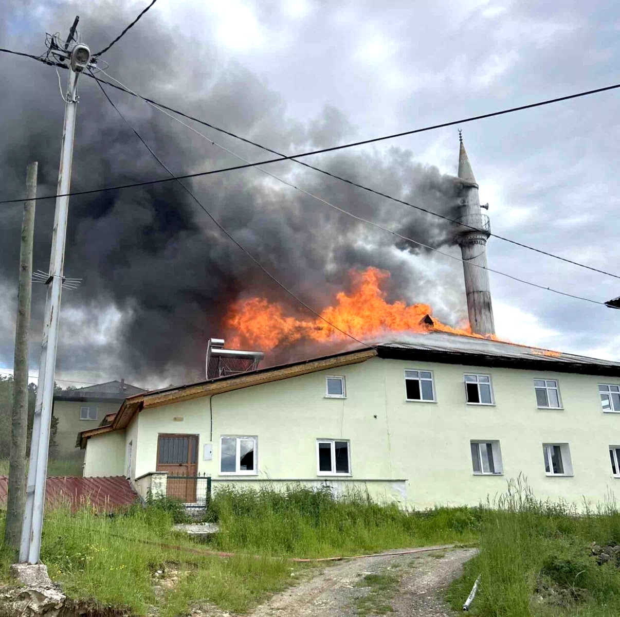 Kastamonu’da çıkan yangında cami kullanılamaz hale geldi