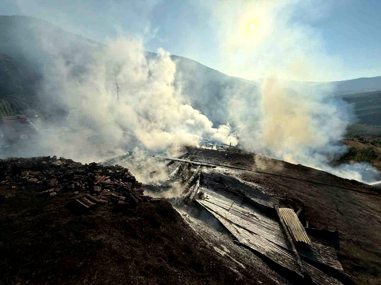 Kastamonu’da çıkan yangında iki ev ve iki samanlık kullanılamaz hale geldi
