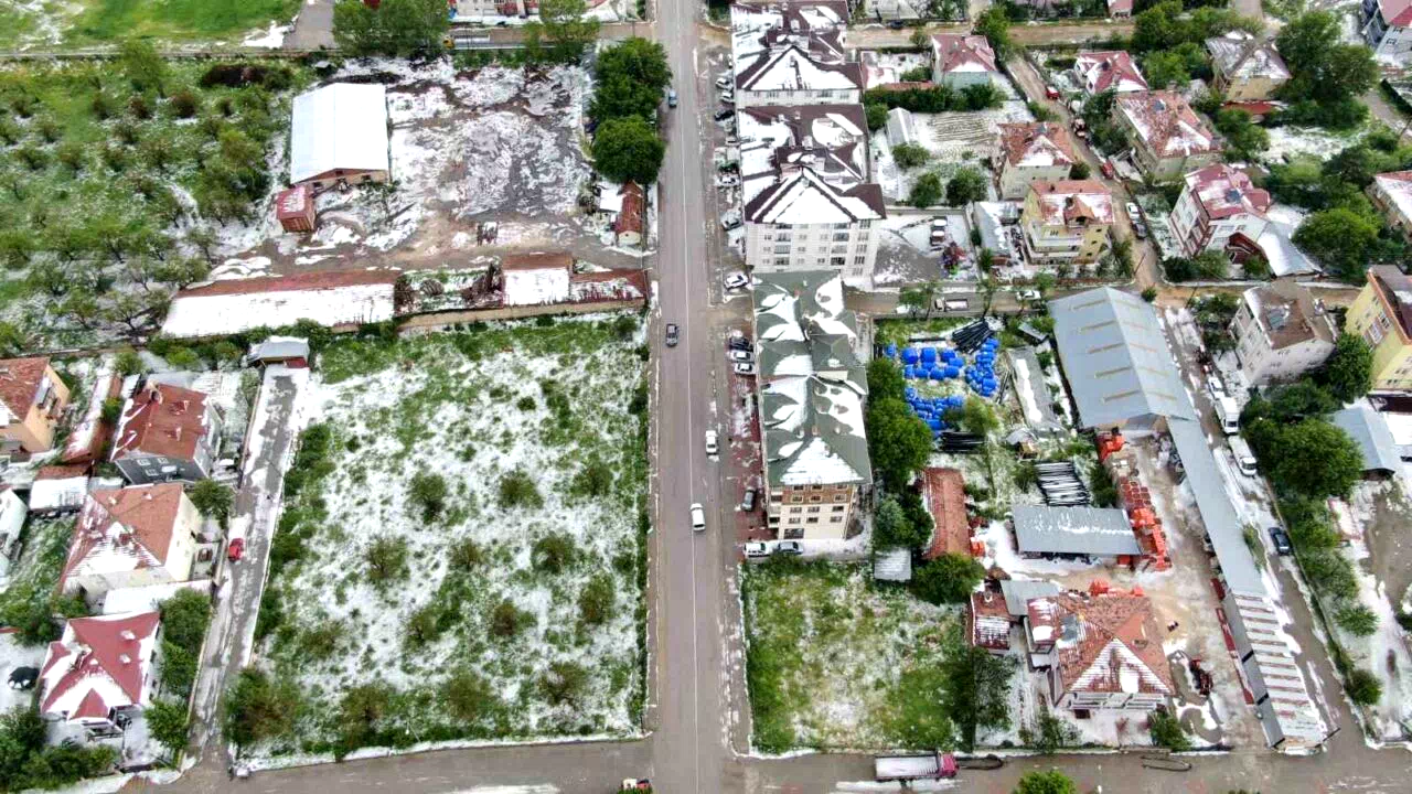 Kastamonu’da dolu yağışı hayatı felç etti: İlçe beyaza büründü, ev ve iş yerlerini su bastı