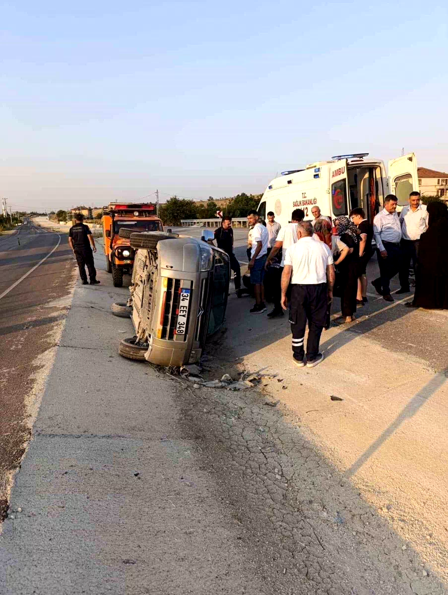 Kastamonu’da hafif ticari araç devrildi: 3 yaralı