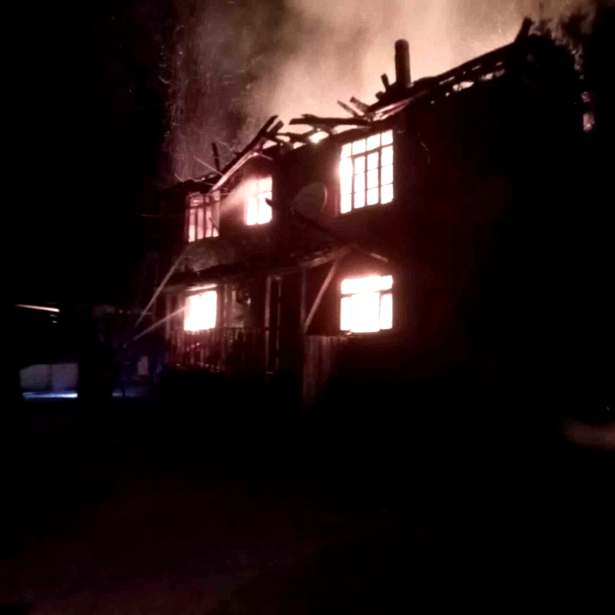 Kastamonu’da iki katlı ahşap ev, çıkan yangında küle döndü