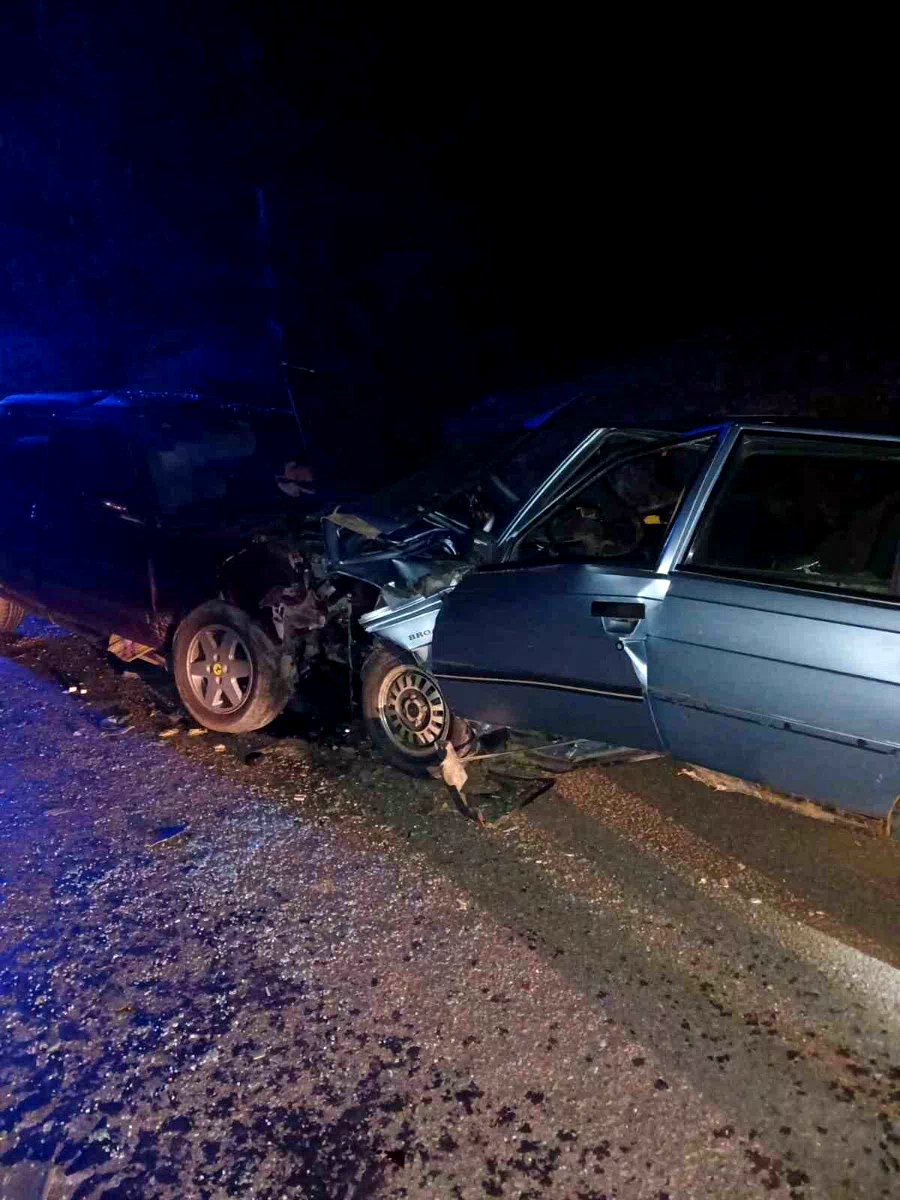 Kastamonu’da iki otomobil kafa kafaya çarpıştı: 3 yaralı